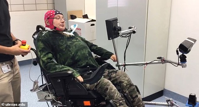 Una silla de ruedas controlada por la mente resultó exitosa para ayudar a los pacientes paralizados a navegar en una habitación desordenada.  A los pacientes se les coloca un gorro de 31 electrodos que detectan señales cerebrales