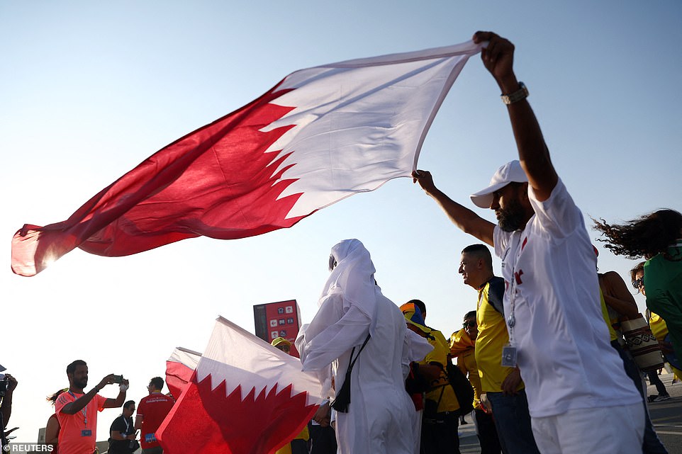 Los fanáticos de Qatar y Ecuador posan para fotografías fuera del estadio Al Bayt antes del partido inaugural de la Copa del Mundo esta noche.