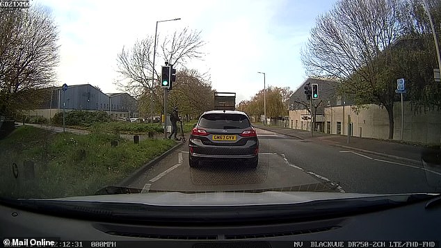 El conductor del scooter eléctrico cruzó la calle mientras el semáforo aún estaba en verde, lo que provocó una colisión con una barredora