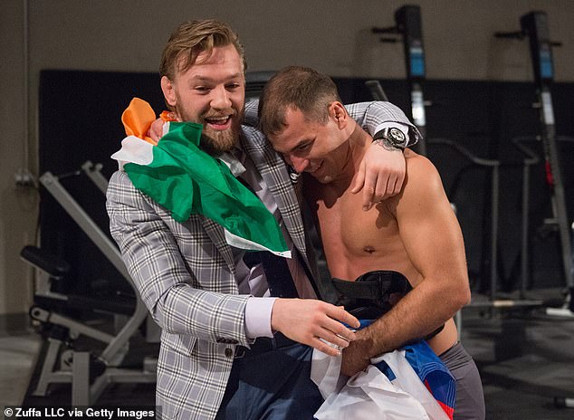 Conor McGregor está siendo demandado por su ex amigo de MMA, Artem Lobov, quien afirma que se le ocurrió la idea de la exitosa compañía de whisky de la estrella irlandesa (en la foto juntos en 2015)