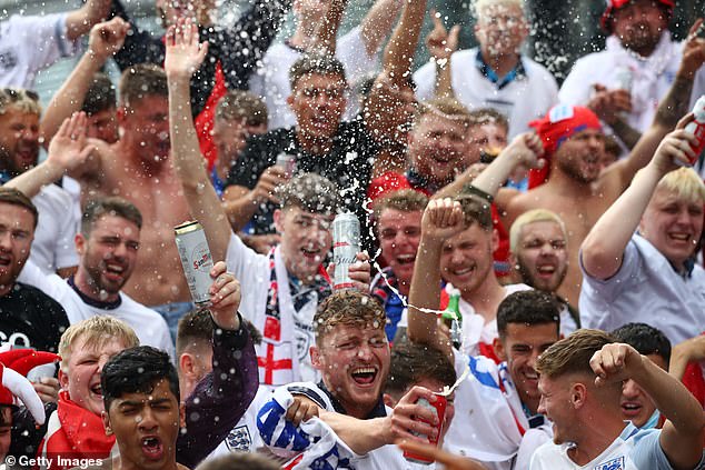 Se advierte a los fanáticos del fútbol que no se emborrachen demasiado si han viajado a Qatar para ver la Copa del Mundo.  En la imagen: Aficionados celebrando con cervezas durante la final de la Eurocopa 2020 entre Italia e Inglaterra en julio de 2021