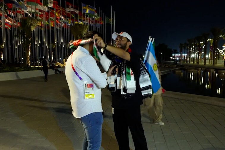 Copa del Mundo: Youtuber saudí reparte bufandas de Palestina