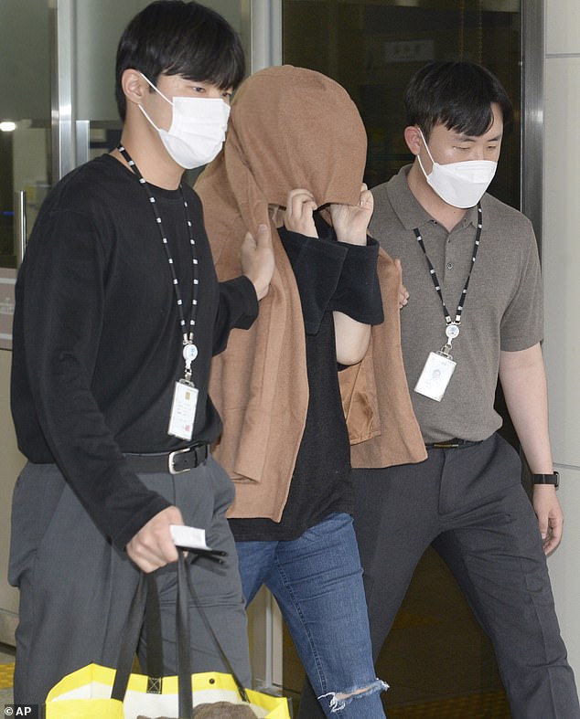 Una mujer (en la foto durante su arresto en Corea del Sur en septiembre) ha sido extraditada a Nueva Zelanda tres meses después de que se encontraran los cuerpos de dos niños en maletas.