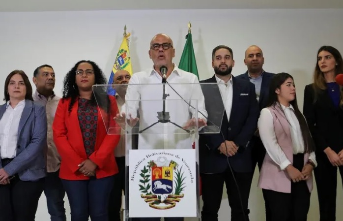 Delegación de Venezuela llega a México para firmar un “acuerdo social” con la oposición