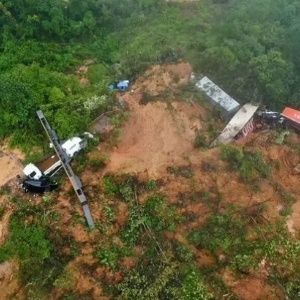 Deslizamiento arrastra autos y camiones en Guaratuba, Brasil