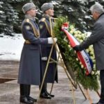 Díaz-Canel deposita una ofrenda floral en la tumba del soldado desconocido ruso