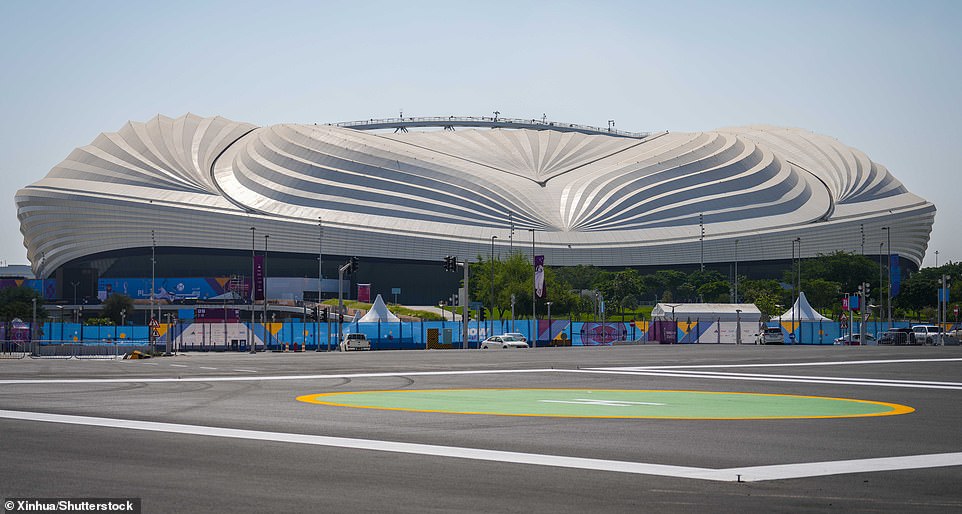 Una vista del estadio Al Janoub en Doha, Qatar, el viernes mientras los estadios de la Copa del Mundo de Qatar parecen inquietantemente silenciosos antes del comienzo del torneo.