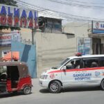 Una ambulancia de Somacare que transportaba a una persona herida no identificada ingresa al hospital de Kalkaal después de que militantes islamistas de Al Shabaab, vinculados a Al Qaeda, atacaran el hotel Villa Rose, en Mogadishu, Somalia, el lunes.