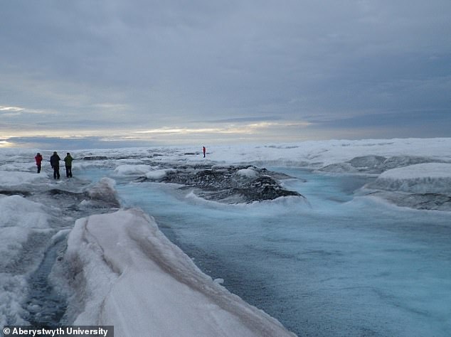 Los investigadores han advertido que podrían liberarse más de 100.000 toneladas de microbios a medida que se derritan los glaciares del mundo.