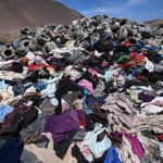 El desierto de Atacama se está ahogando en la basura del mundo.  Hay montañas de ropa sin vender o de segunda mano apiladas en el paisaje polvoriento.