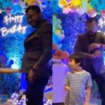El desinteresado Taimur Ali Khan participa en un espectáculo de magia en la fiesta de cumpleaños de un amigo y sonríe cuando termina.  Reloj