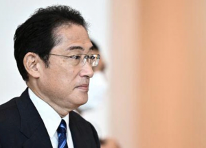 El Primer Ministro de Japón, Fumio Kishida, llega para asistir al Diálogo de Líderes de APEC con el Consejo Asesor Empresarial de APEC durante la cumbre de Cooperación Económica Asia-Pacífico (APEC), el 18 de noviembre de 2022, en Bangkok, Tailandia.  (Reuters)