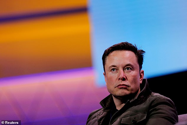 El responsable de la App Store de Apple desactivó su cuenta en Twitter ante la posibilidad de tensión entre la plataforma propiedad de Elon Musk (arriba) y las dos empresas que son los principales guardianes de internet: Apple y Google