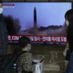 Una pantalla de televisión que muestra una imagen de archivo del lanzamiento de un misil de Corea del Norte durante un programa de noticias en Seúl el viernes, después de que el Norte disparara un presunto misil balístico intercontinental.  (AP)