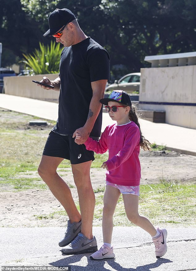 Michael Clarke mostró su lado más suave mientras caminaba de la mano con su hija Kelsey, de seis años, en Sydney el sábado.