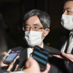El ministro de asuntos internos de Japón, Minoru Terada, habla con los periodistas después de presentar una carta de renuncia al primer ministro Fumio Kishida en la residencia oficial del primer ministro en Tokio el 20 de noviembre de 2022. (Kyodo)