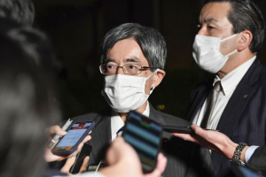 El ministro de asuntos internos de Japón, Minoru Terada, habla con los periodistas después de presentar una carta de renuncia al primer ministro Fumio Kishida en la residencia oficial del primer ministro en Tokio el 20 de noviembre de 2022. (Kyodo)