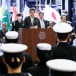El primer ministro japonés, Fumio Kishida, pronuncia un discurso en el portahelicópteros JS Izumo de la Fuerza de Autodefensa Marítima durante una revisión de la flota internacional en Sagami Bay, al suroeste de Tokio, el 6 de noviembre de 2022. (AP)
