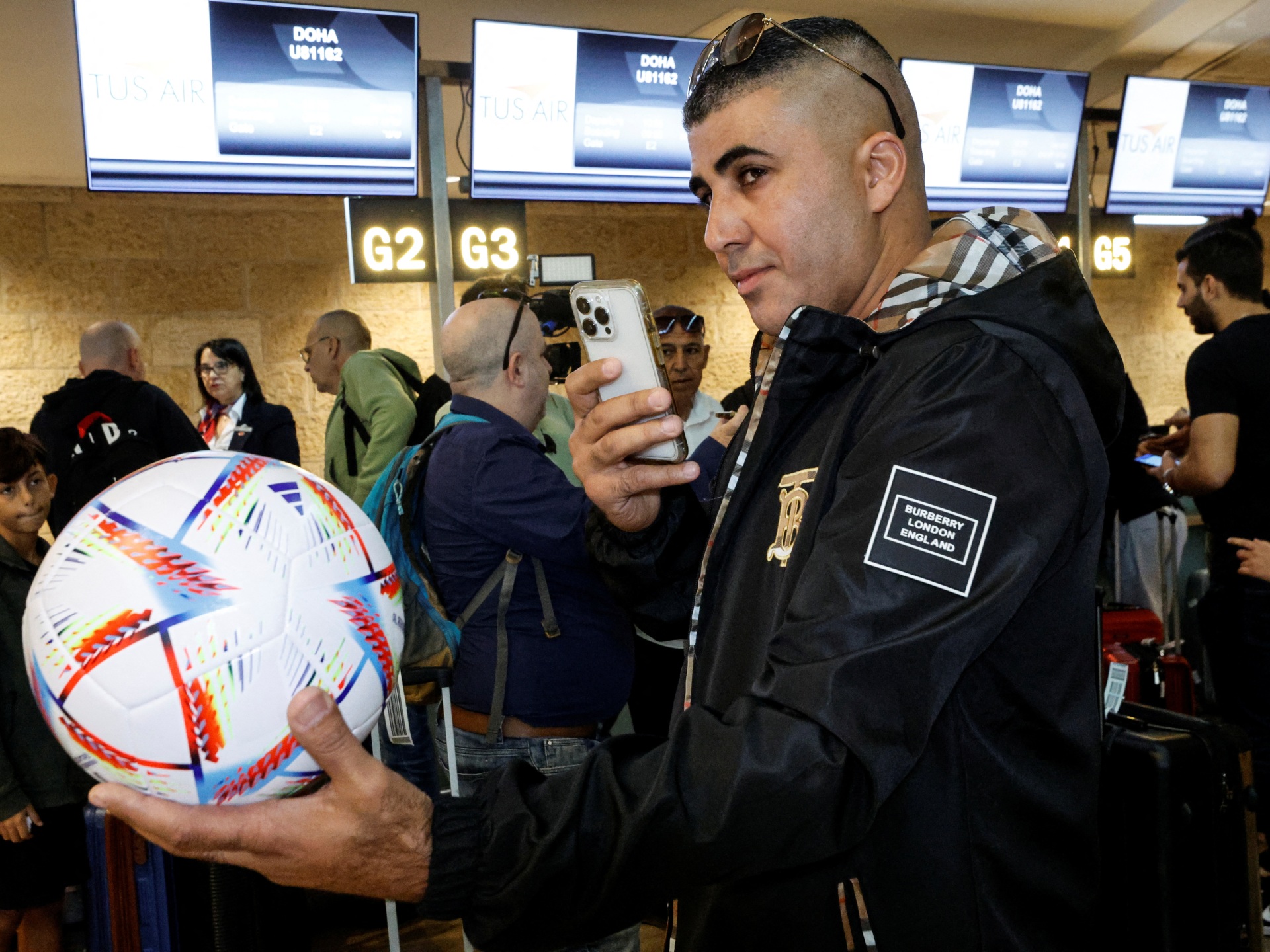 El primer vuelo directo de Tel Aviv a Doha lleva a los fanáticos a la Copa del Mundo
