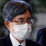 El tercer ministro del gabinete japonés en un mes renuncia en un golpe al primer ministro