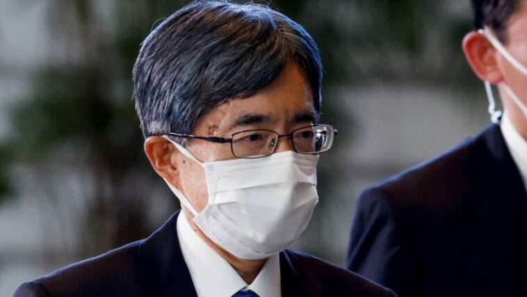 El tercer ministro del gabinete japonés en un mes renuncia en un golpe al primer ministro