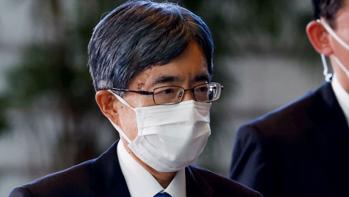 El tercer ministro del gabinete japonés en un mes renuncia en un golpe al primer ministro
