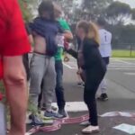Imágenes aterradoras capturaron el momento en que dos votantes forcejearon frente a residentes horrorizados en un colegio electoral en Victoria.