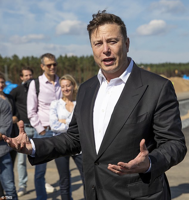 Elon Musk, de 51 años, acudió a Twitter el lunes para compartir fotos de lo que describió como su