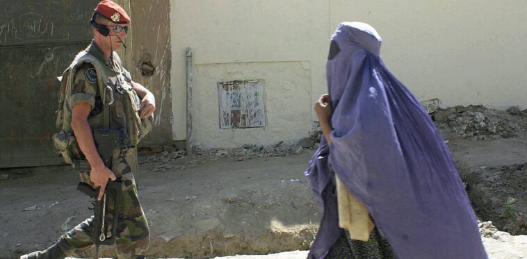 Este curso examina cómo se utilizan imágenes de mujeres musulmanas con velo para justificar la guerra.