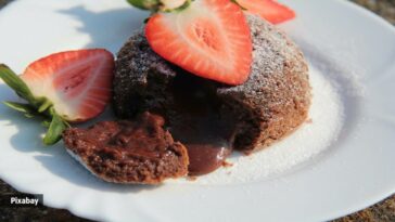 Este pastel de lava de chocolate de 4 ingredientes es lo que necesitas para saciar tu gusto por lo dulce hoy (receta dentro)