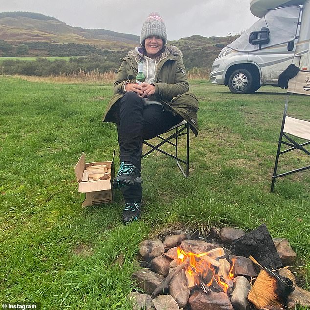 Siobhan Daniels, de 63 años, compró la casa rodante de £40,000, que ella llama Dora the Explorer hace tres años y trabaja en una granja de Dorset a cambio de electricidad gratis.