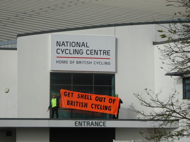 Extinction Rebellion escala National Cycling Center en protesta por el acuerdo con Shell de British Cycling