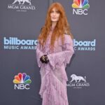 Florence Welch pospone gira tras romperse un pie durante concierto