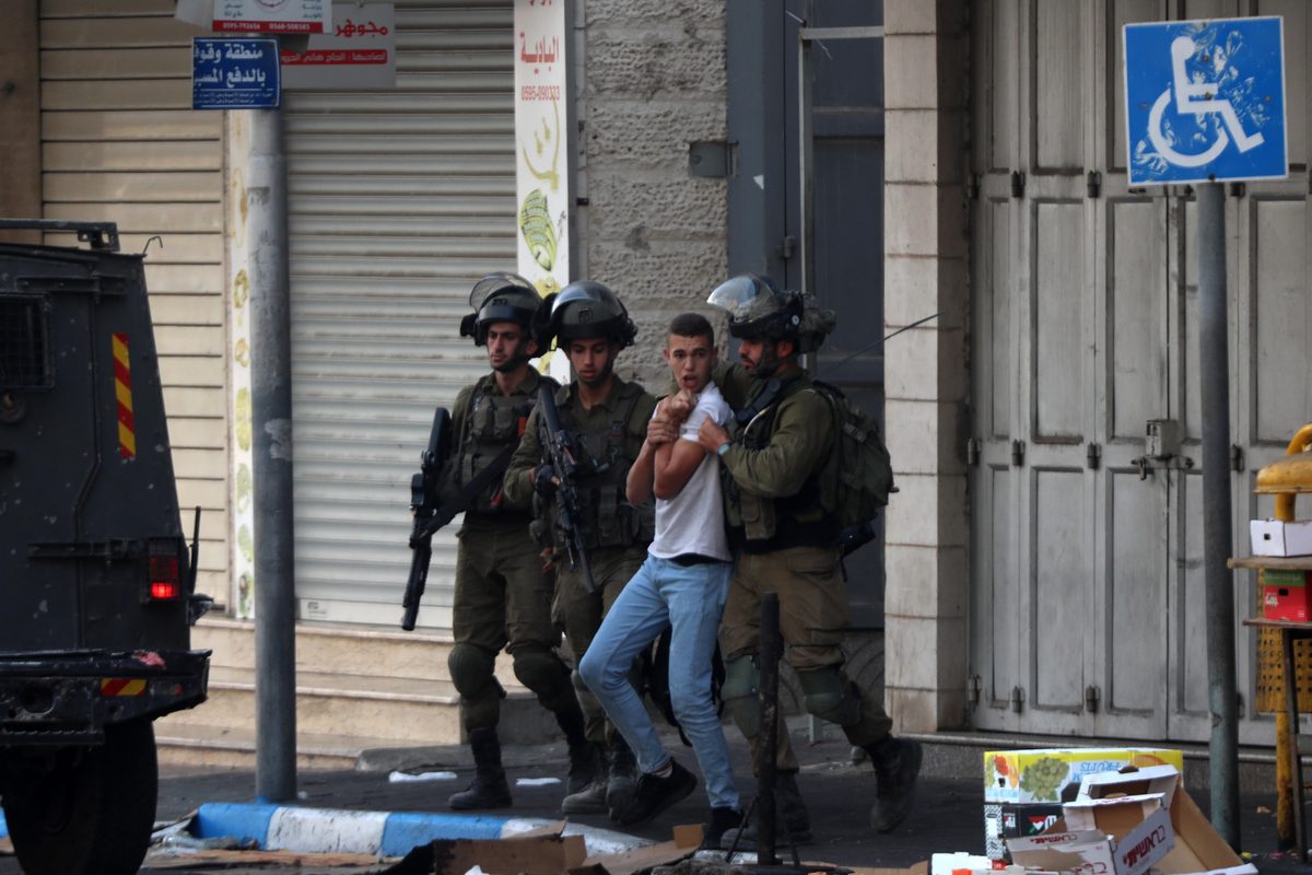 Fuerzas israelíes arrestan a 2 palestinos en redada en Cisjordania
