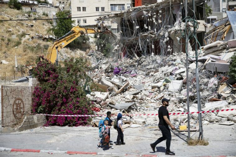 Fuerzas israelíes demuelen una panadería y una casa en Cisjordania ocupada
