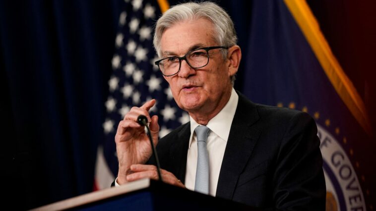 Funcionarios de la Fed ven aumentos de tasas más pequeños 'pronto', según muestran las minutas