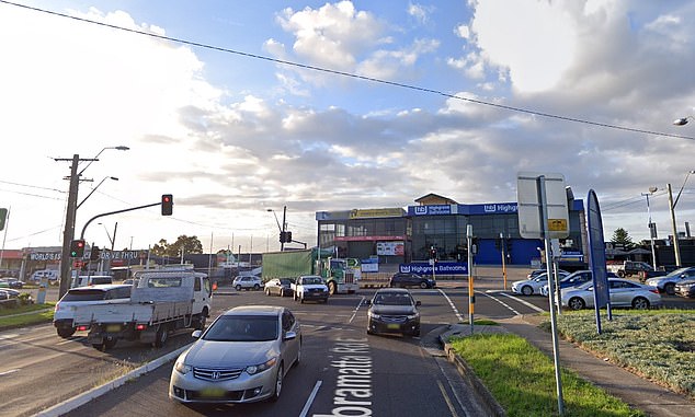 El hombre de 46 años tuvo que someterse a una cirugía después de que supuestamente lo apuñalaron en la intersección de Hume Highway y Cabramatta Road (en la foto), en el suroeste de Sydney a las 8 p.m. del domingo.