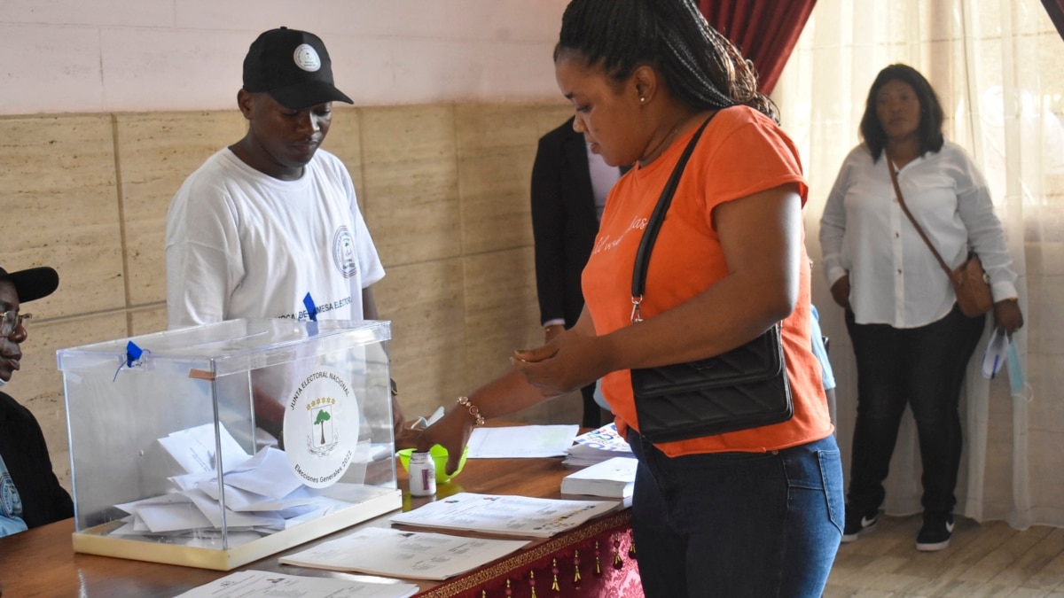 Guinea Ecuatorial vota con gobernante veterano fijado para sexto mandato
