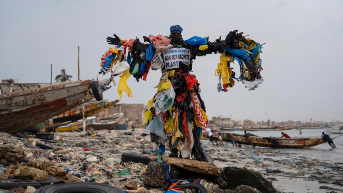 'Hombre de plástico' en Senegal en misión contra la basura
