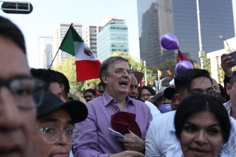 Hombre escupe en la cara a Marcelo Ebrard durante marcha en apoyo a AMLO (VIDEO)
