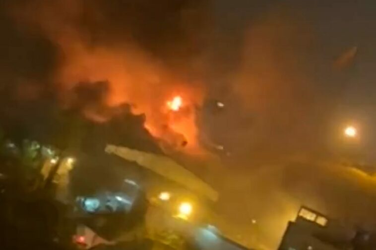 Irán: Manifestantes incendian casa de Jomeini