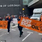 Just Stop Oil activistas en el centro de Londres esta mañana - están en una nueva marcha lenta