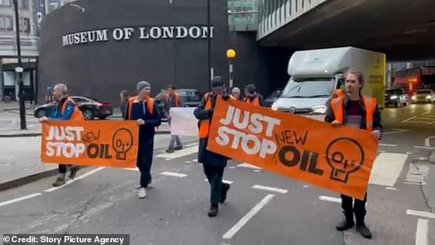 Just Stop Oil activistas en el centro de Londres esta mañana - están en una nueva marcha lenta