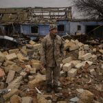 Anatoly Sikoza se encuentra en las ruinas de una casa destruida donde se descubrieron los cuerpos de ocho ucranianos después de que las fuerzas rusas huyeron de Kherson.
