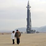 Kim Jong Un de Corea del Norte revela a su hija en el lanzamiento de un misil