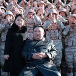 Es probable que Kim Ju-ae, hija de Kim Jong-un (en la foto juntos), sea la heredera de la dictadura de Corea del Norte, según expertos.