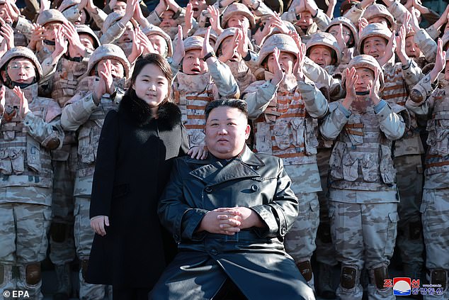 Es probable que Kim Ju-ae, hija de Kim Jong-un (en la foto juntos), sea la heredera de la dictadura de Corea del Norte, según expertos.