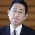 El primer ministro Fumio Kishida habla con los periodistas en su oficina en Tokio el 24 de noviembre de 2022. (Kyodo)