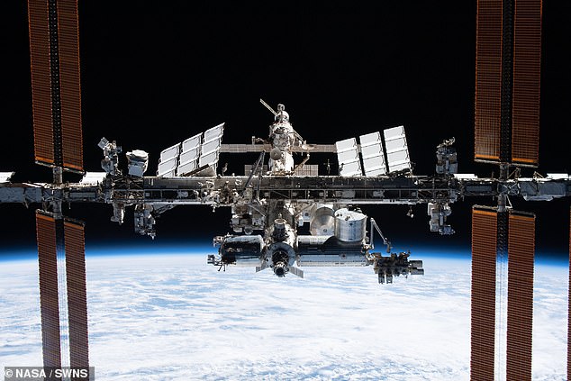 ¡Buscar!  Los astrónomos británicos disfrutarán esta noche cuando la Estación Espacial Internacional (ISS) 'increíblemente brillante' pase por encima en el cielo nocturno.