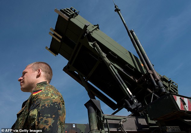 La OTAN está debatiendo enviar defensas de misiles Patriot a Ucrania para proteger su infraestructura clave, después de que Rusia comenzó a atacar sus redes de energía y agua (imagen de archivo)